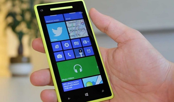 Продажи смартфонов на Windows Phone сократились вдвое
