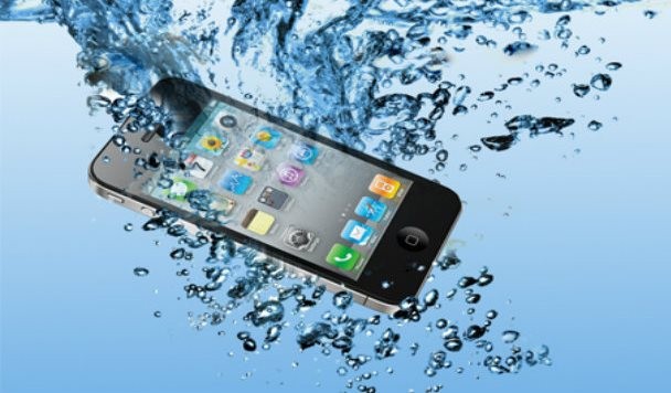 Лайфхак дня: телефон упал в воду. Что делать?