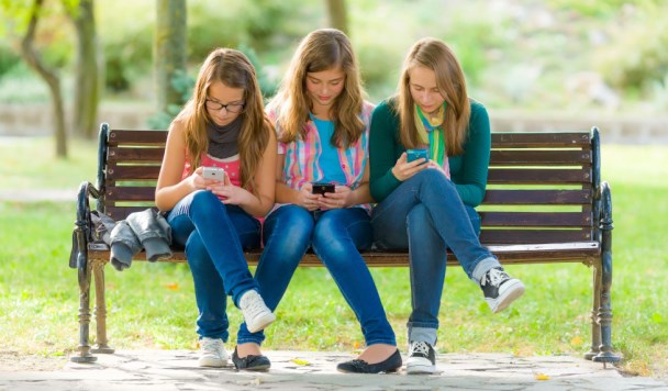 Подростки online: как смартфоны влияют на нервную систему