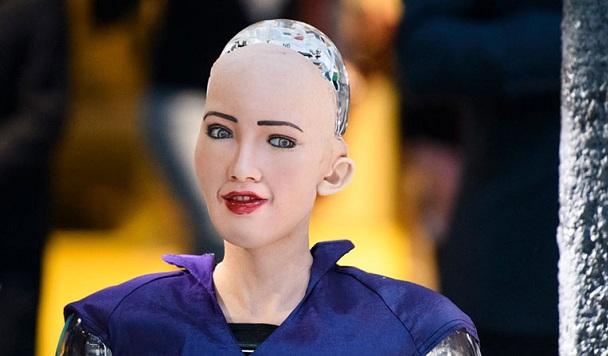 Робот София, обещавшая уничтожить человечество, приехала в Украину и пообщалась с Гройсманом