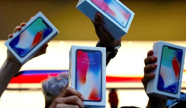 Высокие цены на iPhone помогли Apple заработать рекордные деньги
