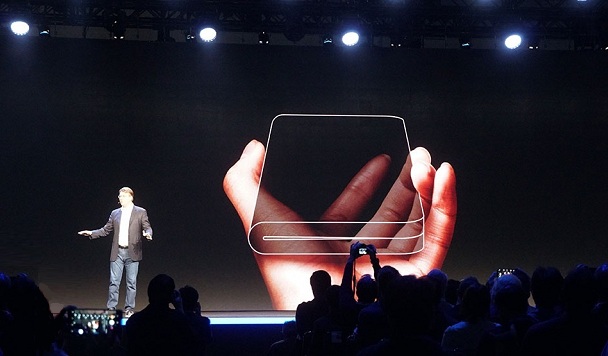 Samsung показала смартфон с гибким экраном