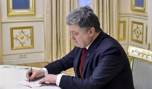Порошенко подписал закон об НДС для посылок из-за рубежа дороже 100 евро