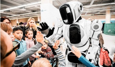 На российском технологическом форуме показали подозрительного робота. Похоже, что в нем спрятался человек