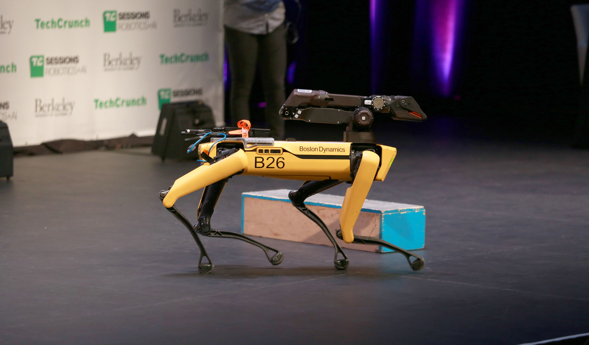 Boston Dynamics представила первого робота-пса для продажи