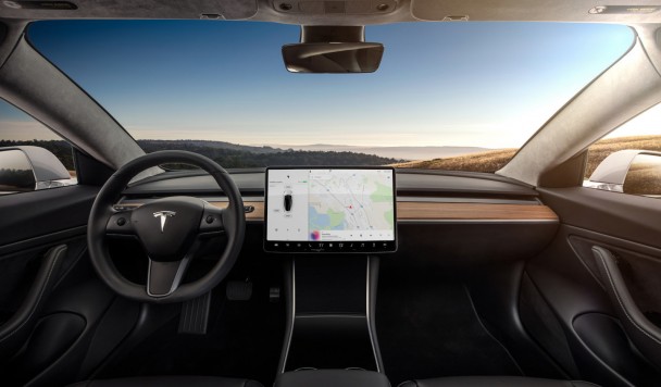Водители переоценивают автопилот Tesla из-за его названия