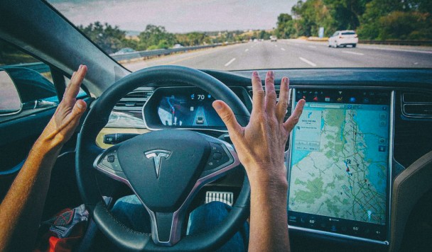 Автопилот Tesla научится экстренно тормозить перед пешеходами и мотоциклистами