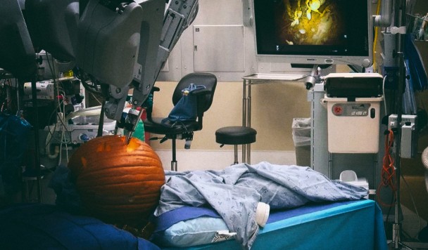 ТехноХэллоуин: Инженеры вырезали фонарь-тыкву при помощи робота-хирурга
