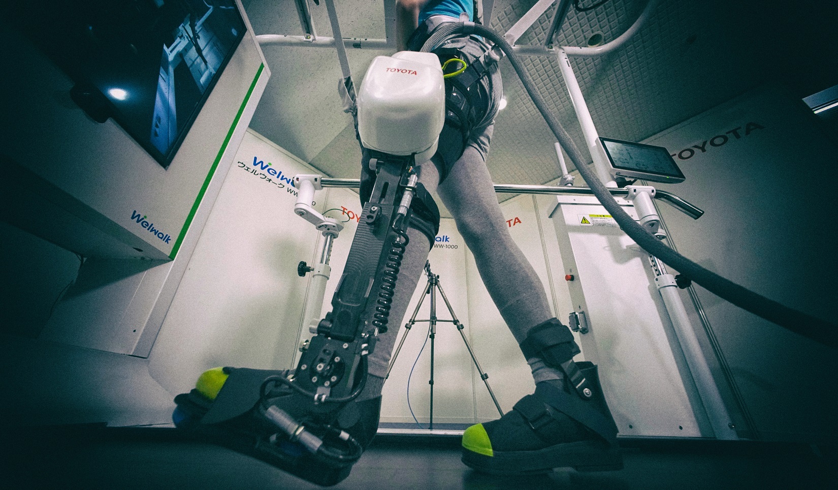 Экзоскелет Toyota может поставить на ноги парализованного человека