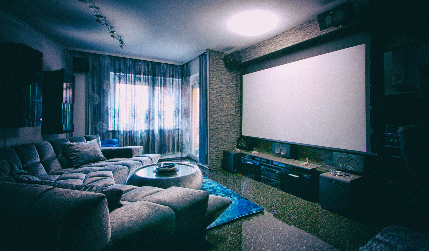 Проектор или телевизор: выбор техники для домашнего кинотеатра