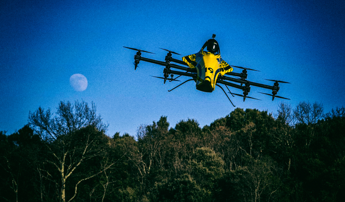 Представлен первый в мире управляемый дрон для демонстрации высшего пилотажа