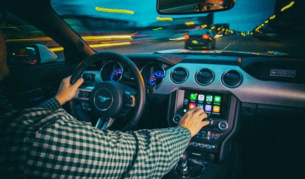 Системы Apple CarPlay и Android Auto отвлекают водителей сильнее, чем алкоголь
