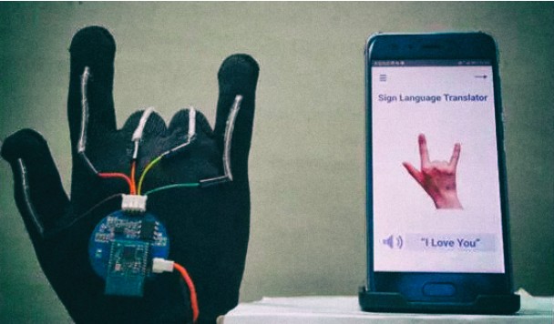 Разработана перчатка, автоматически переводящая язык жестов в текст