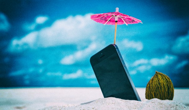 Куда спрятать телефон на пляже