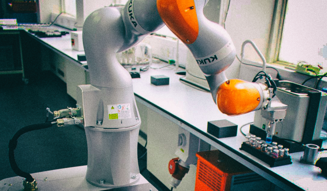 Автономный робот-ученый сам решает, какие эксперименты ему проводить