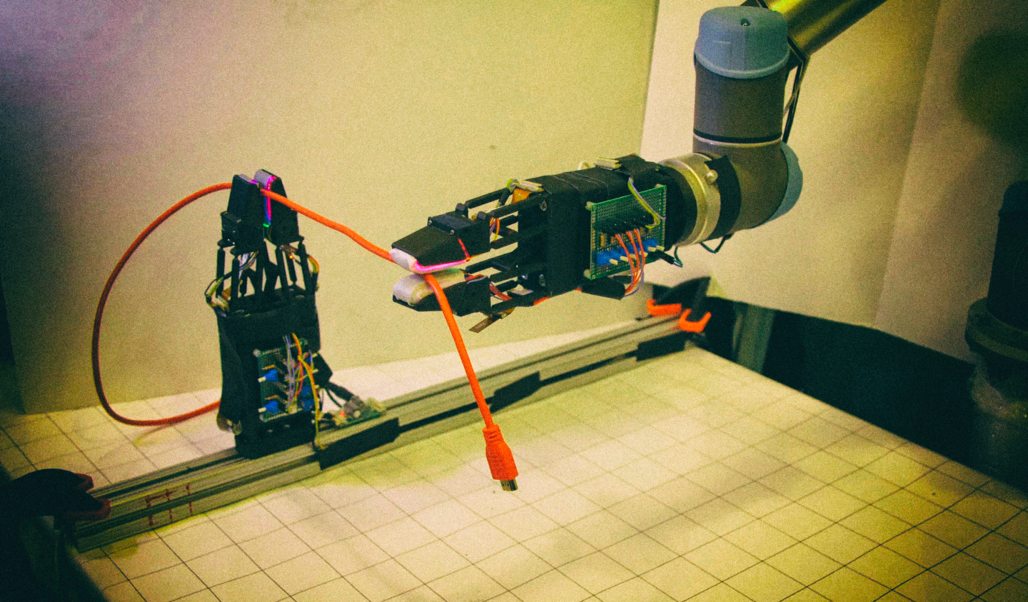 Робот научился аккуратно обращаться с проводами и разъемами