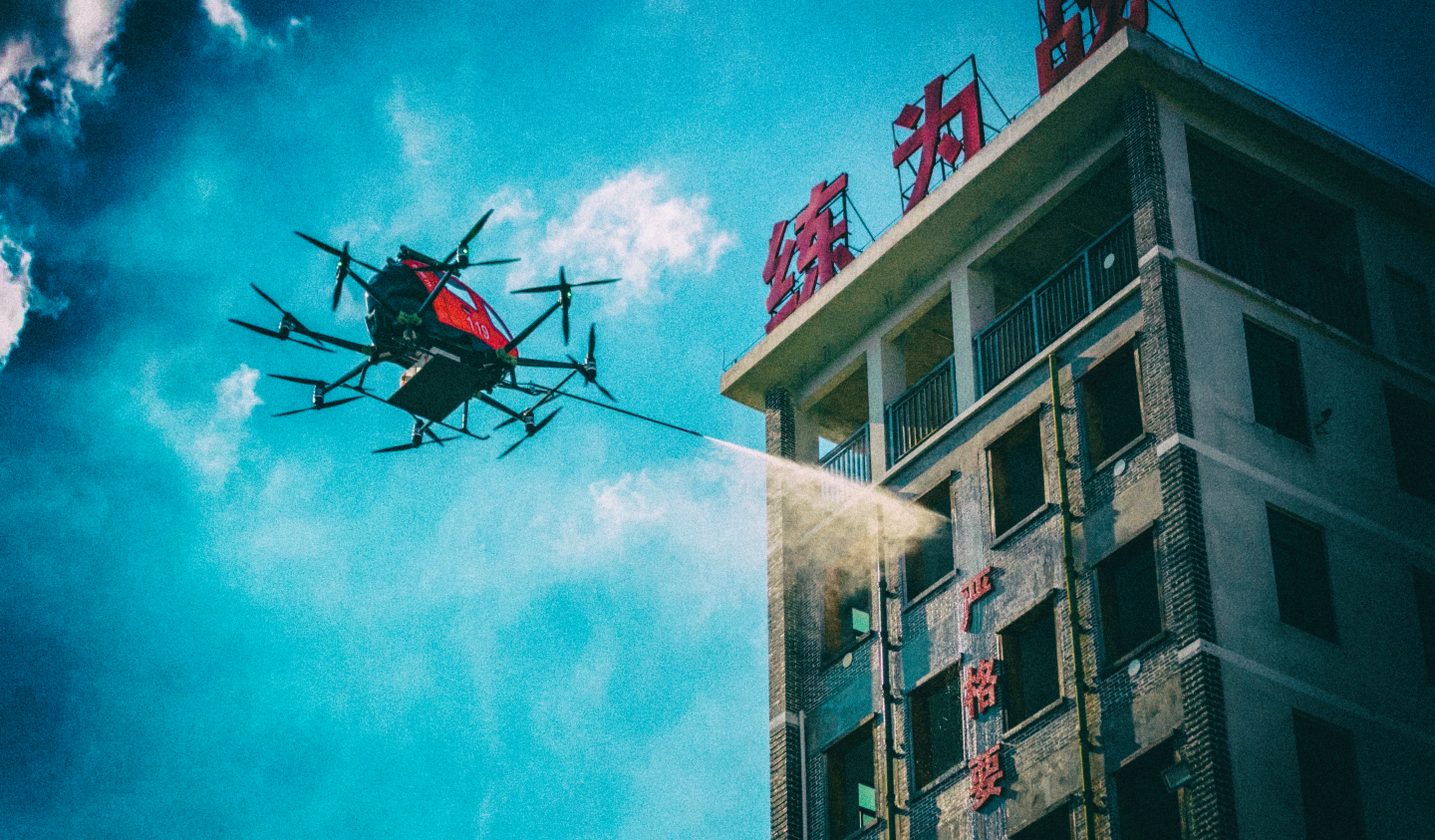 Будущее пожаротушения: в Китае запущен первый дрон-пожарный