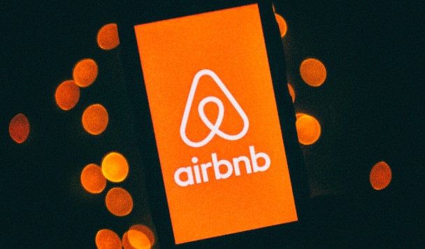 Airbnb считает людей младше 25 безответственными, а старше 25 - скучными