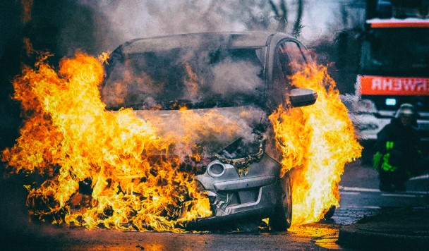 Насколько опасны горящие электромобили?