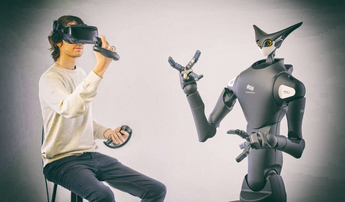 Робот-аватар раскладывает товар по полкам японского магазина