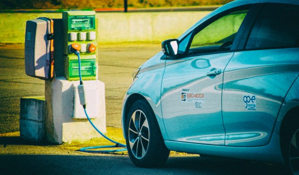 Исследование: Электромобили обходятся в обслуживании вдвое дешевле бензиновых