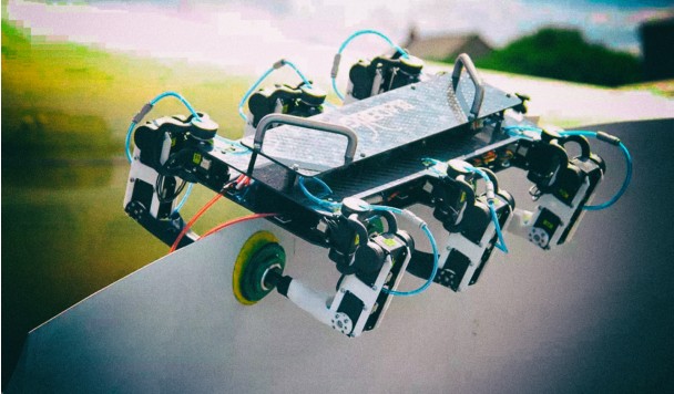 Представлен робот, способный ползать по лопастям ветряных электростанций