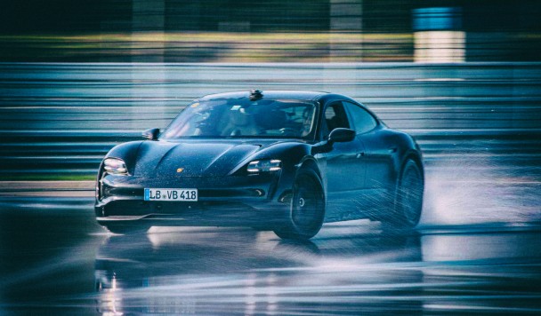 Электромобиль Porsche Taycan установил рекорд по продолжительности дрифта