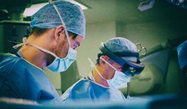 Украинский хирург провел операцию в дополненной реальности