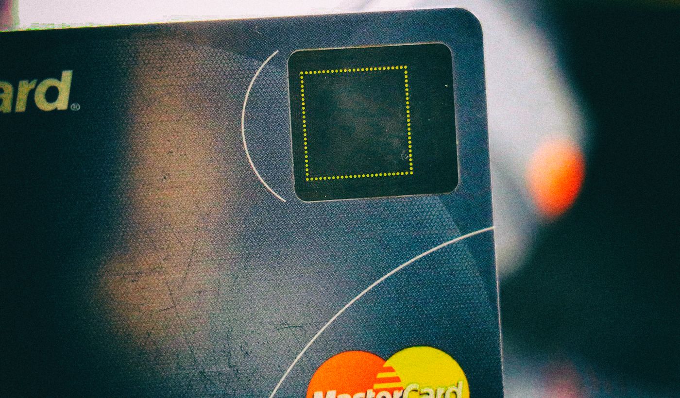 Samsung и Mastercard работают над платежной картой со сканером отпечатков