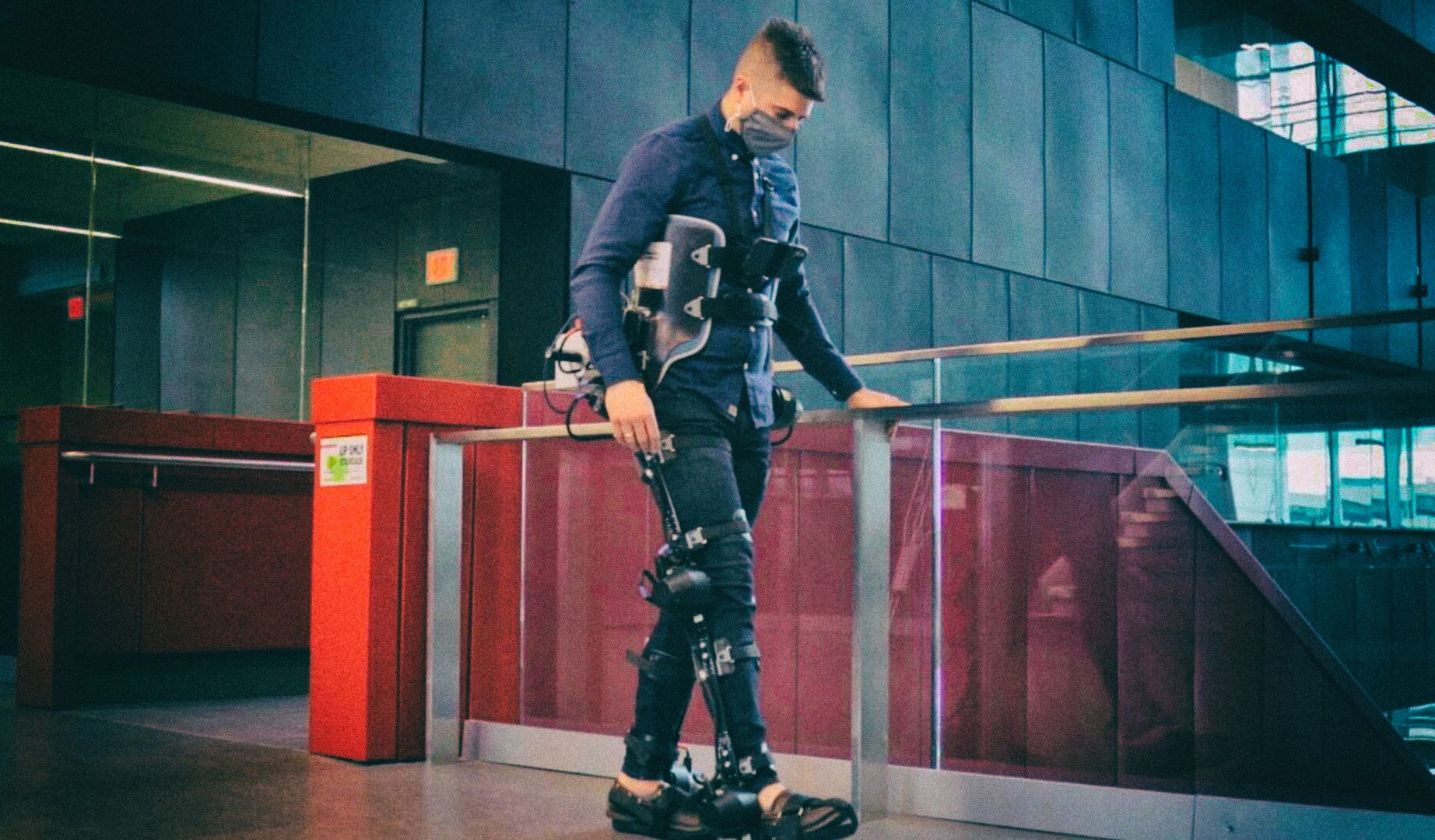Экзоскелет с искусственным интеллектом возвращает людям способность ходить