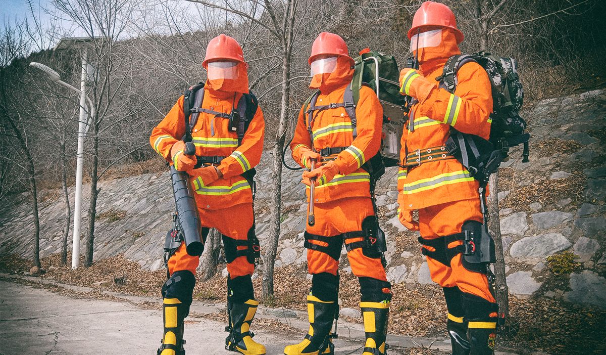 Китайские пожарные вооружились силовыми экзоскелетами