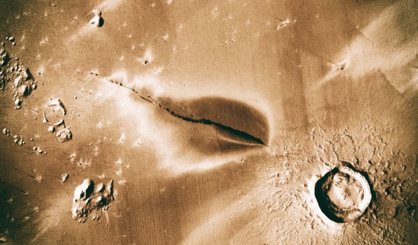 Свежее извержение вулкана на Марсе повышает шанс найти подземную жизнь