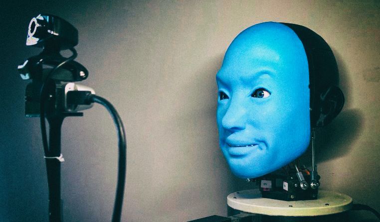 Создан робот, который распознаёт и копирует человеческую мимику
