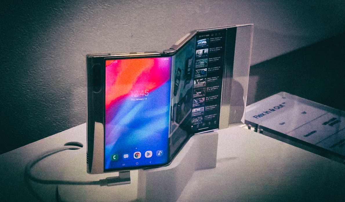 Samsung показал прототип дисплея, который гнется в обе стороны