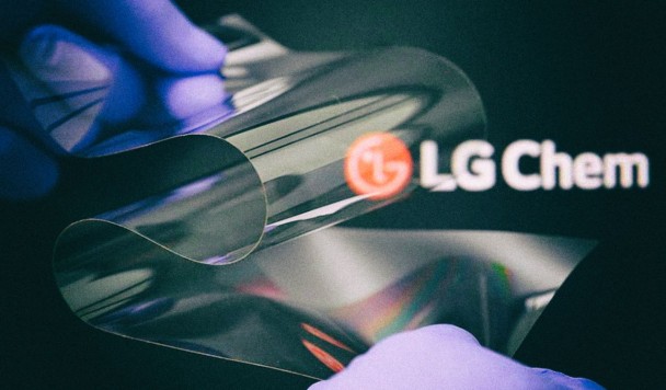 LG разработала материал для гибкого дисплея, столь же твердый, как стекло