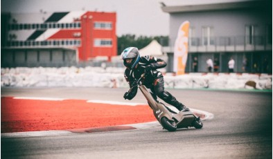 Создан электросамокат, развивающий скорость до 100 км/ч