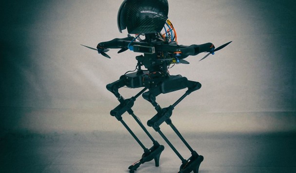 Создан двуногий робот, который умеет летать