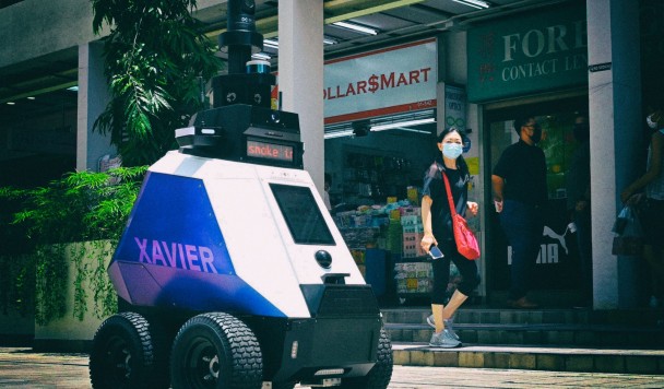 Жители Сингапура возненавидели роботов-полицейских