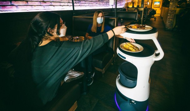 Благодаря роботам официанты получают больше чаевых