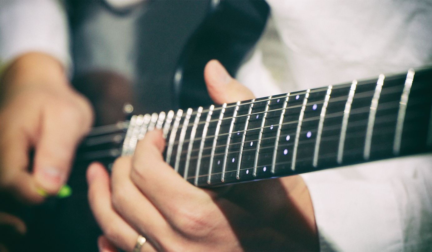 Samsung представил смарт-гитару для комфортного обучения