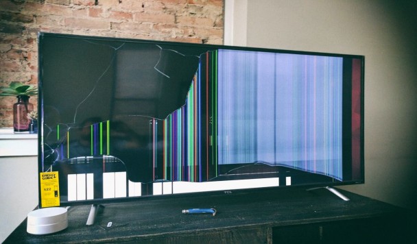 Пользователи виртуальной реальности массово разбивают свои телевизоры