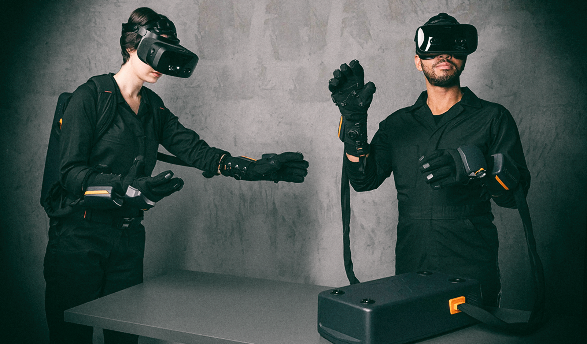 Новые перчатки позволяют чувствовать прикосновения в виртуальной реальности