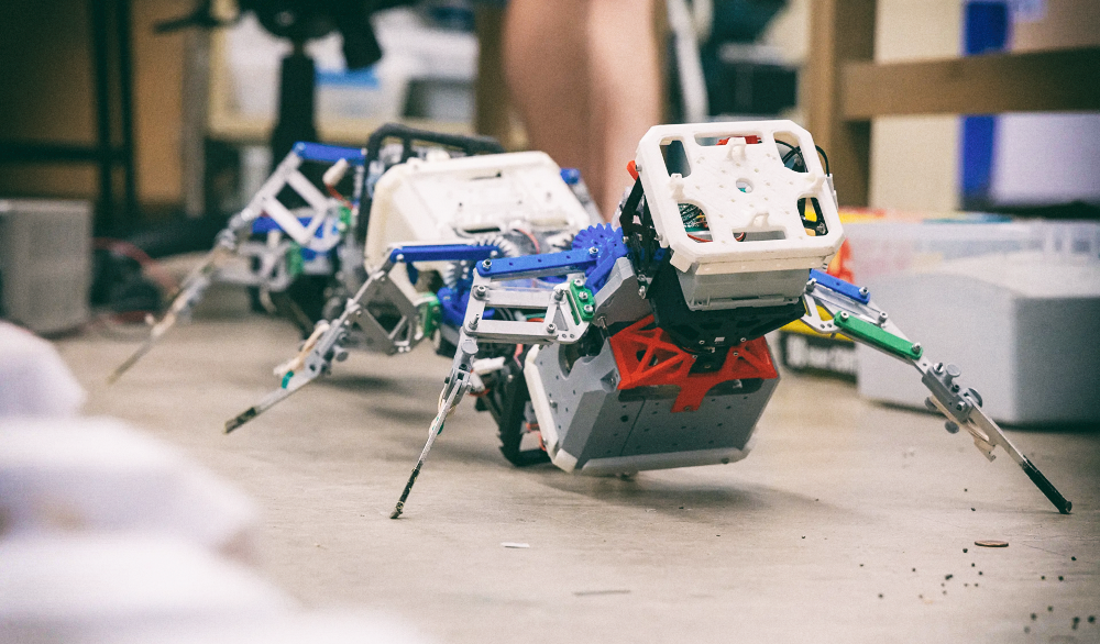 Робот-многоножка преодолевает препятствия без сложных сенсоров