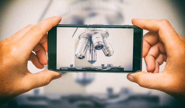 Самый маленький в мире светодиод превращает камеру смартфона в микроскоп