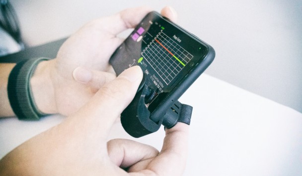 Копеечный аксессуар позволяет превратить смартфон в тонометр