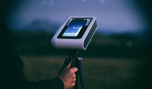Представлен гаджет, превращающий смартфон в бюджетный телескоп