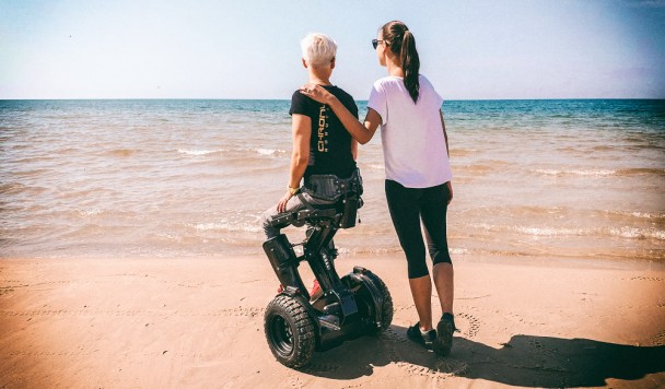 Роботизированная инвалидная коляска позволяет человеку вставать в полный рост