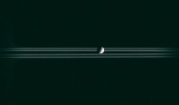 Под поверхностью крохотного спутника Сатурна скрывается молодой океан