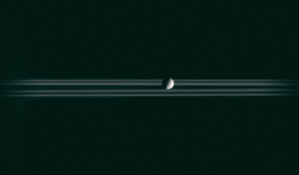 Под поверхностью крохотного спутника Сатурна скрывается молодой океан