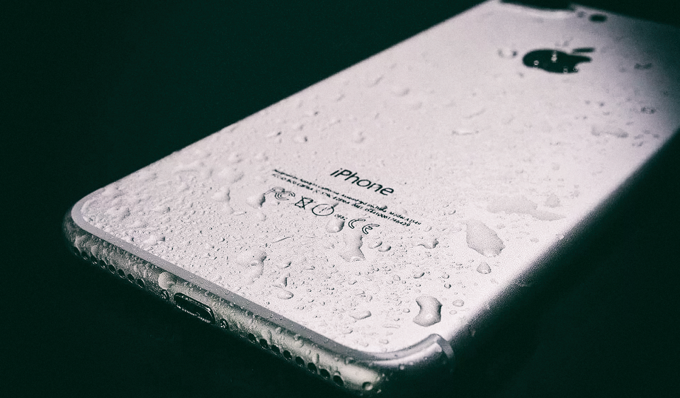 Apple не рекомендует сушить утонувший телефон в рисе